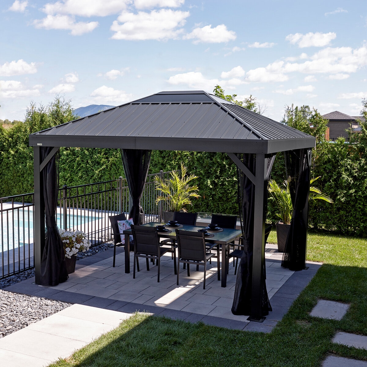 SOJAG キルナ 10 x 12フィート（3 x 3.7m) ガゼボ メッシュカーテン付属