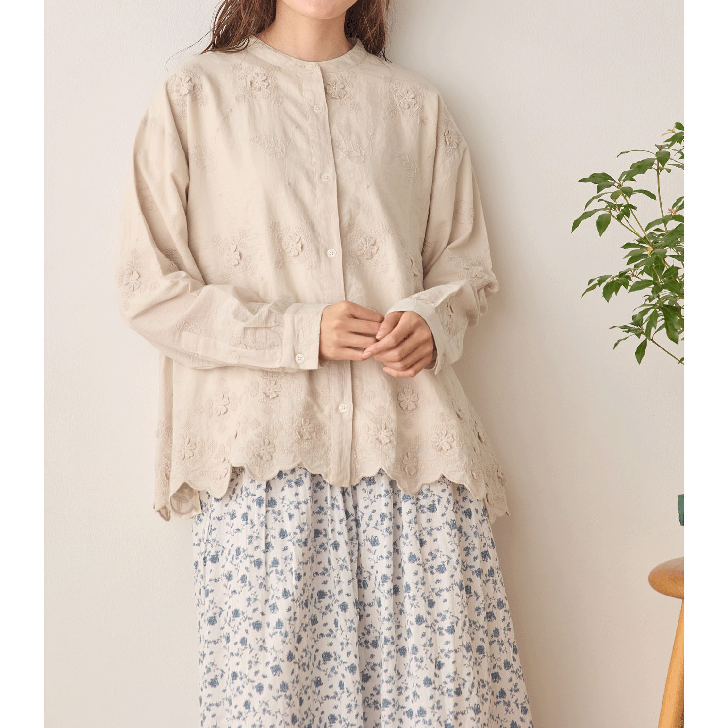 cloudnine ノンノ 60キャンブリック3D花柄刺繍入り 裾スカラップブラウス