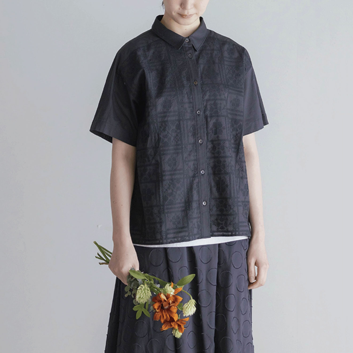 【7月中旬頃入荷予定】LILASIC クロスステッチ刺繍レギュラーカラーシャツ