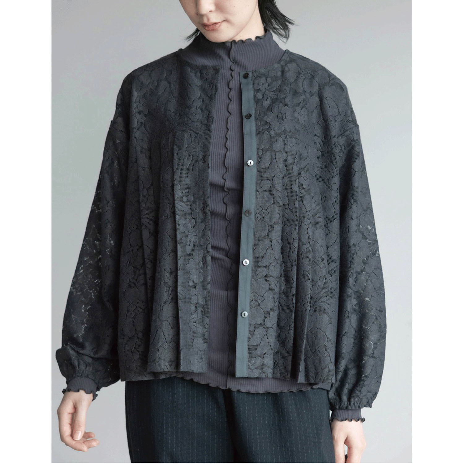 【8月中旬頃入荷予定】LILASIC タックレースフレアブラウス