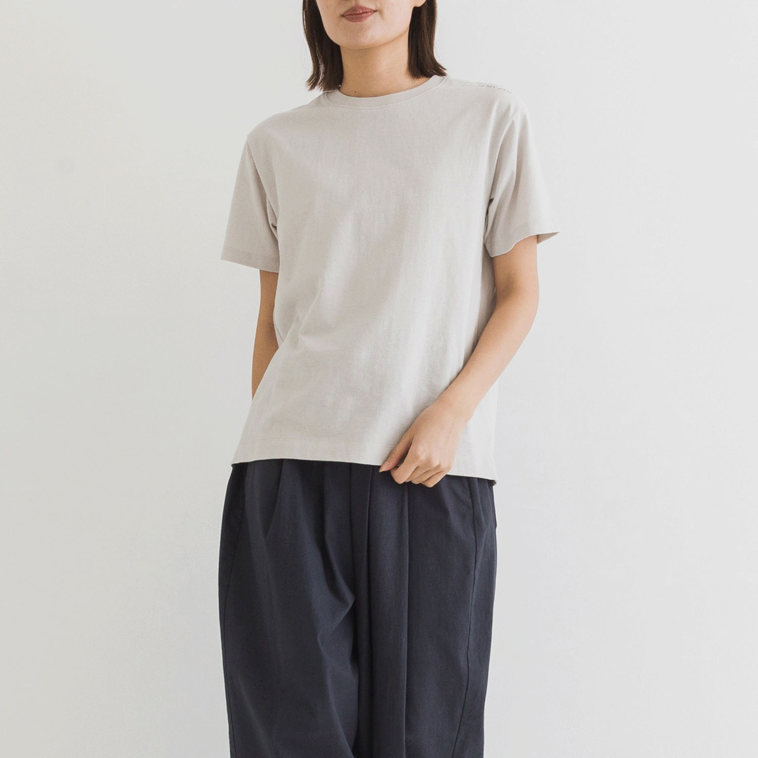 【お取り寄せ】kermu ショルダーロゴ刺繍Tシャツ