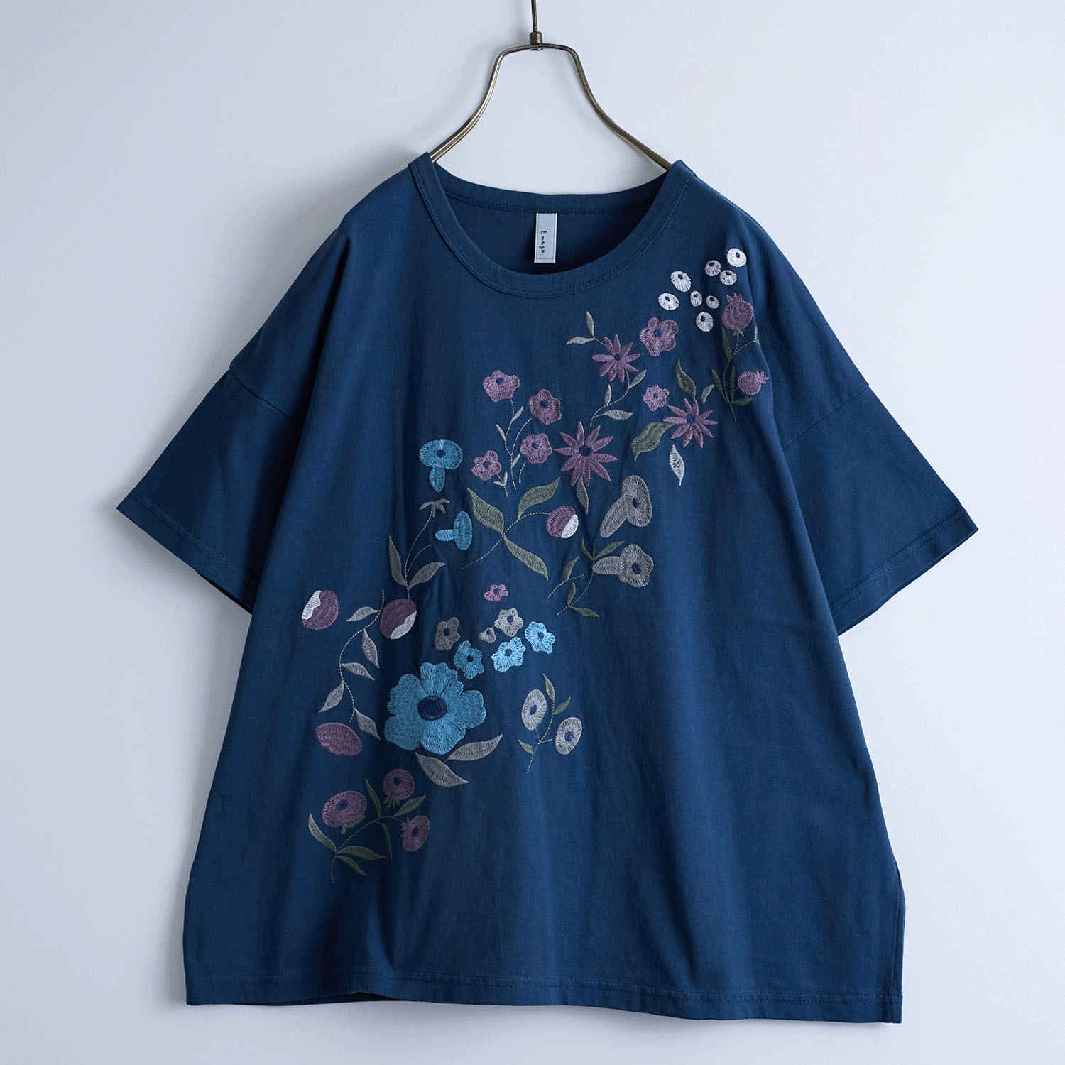 Emago 花舞う刺繍Tシャツ