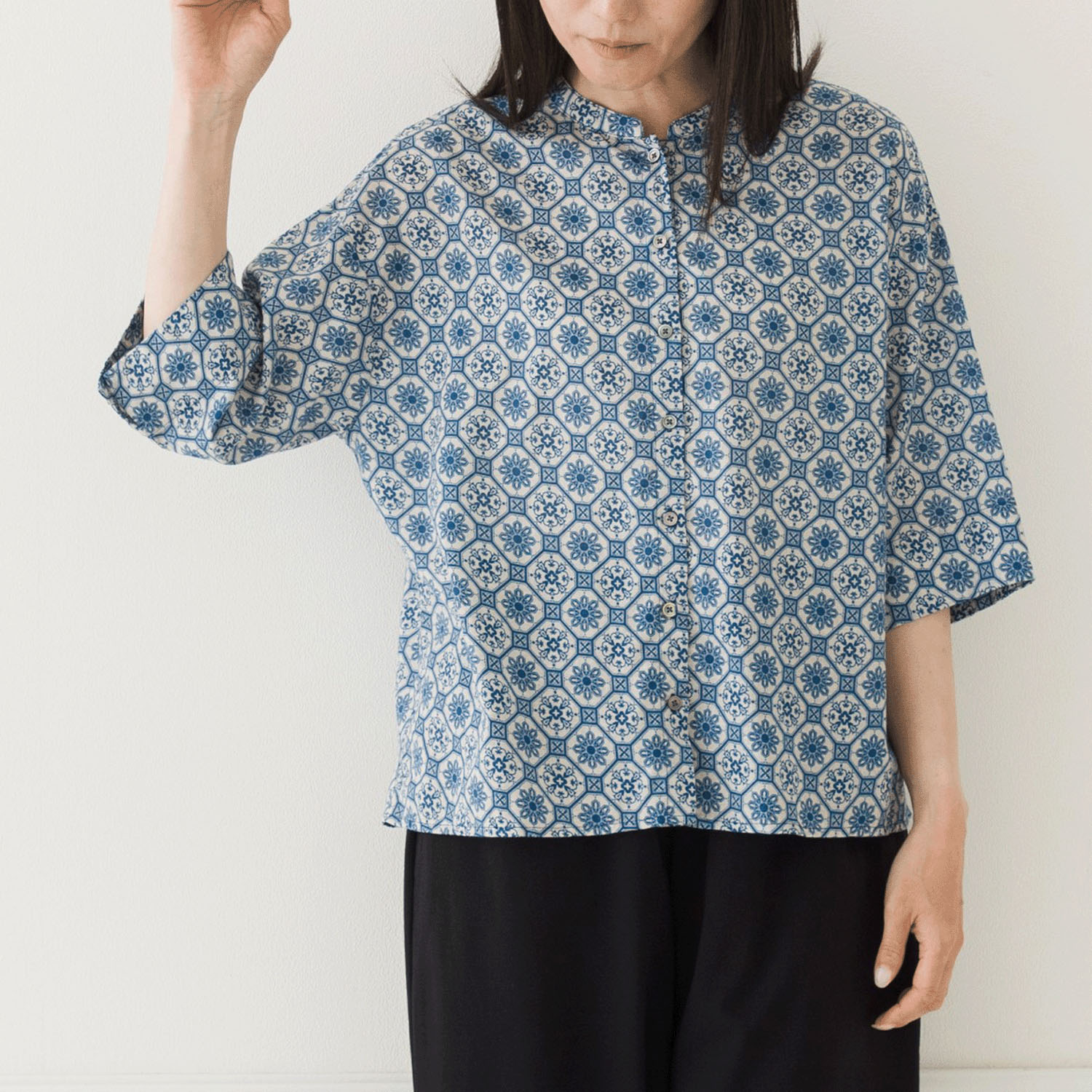 【お取り寄せ】Crea delice コットンリネン総柄プリント バンドカラー5分袖ブラウス