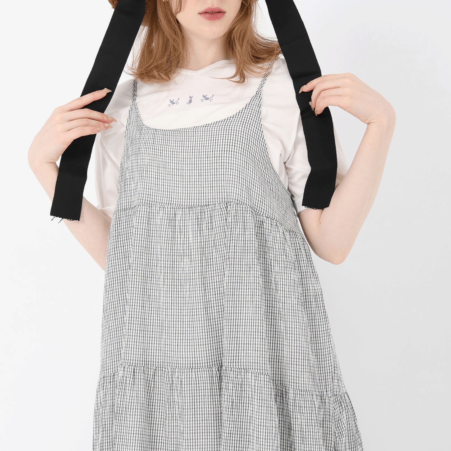T’BIS STUDIO シルキータッチネコプリントVネックTシャツ