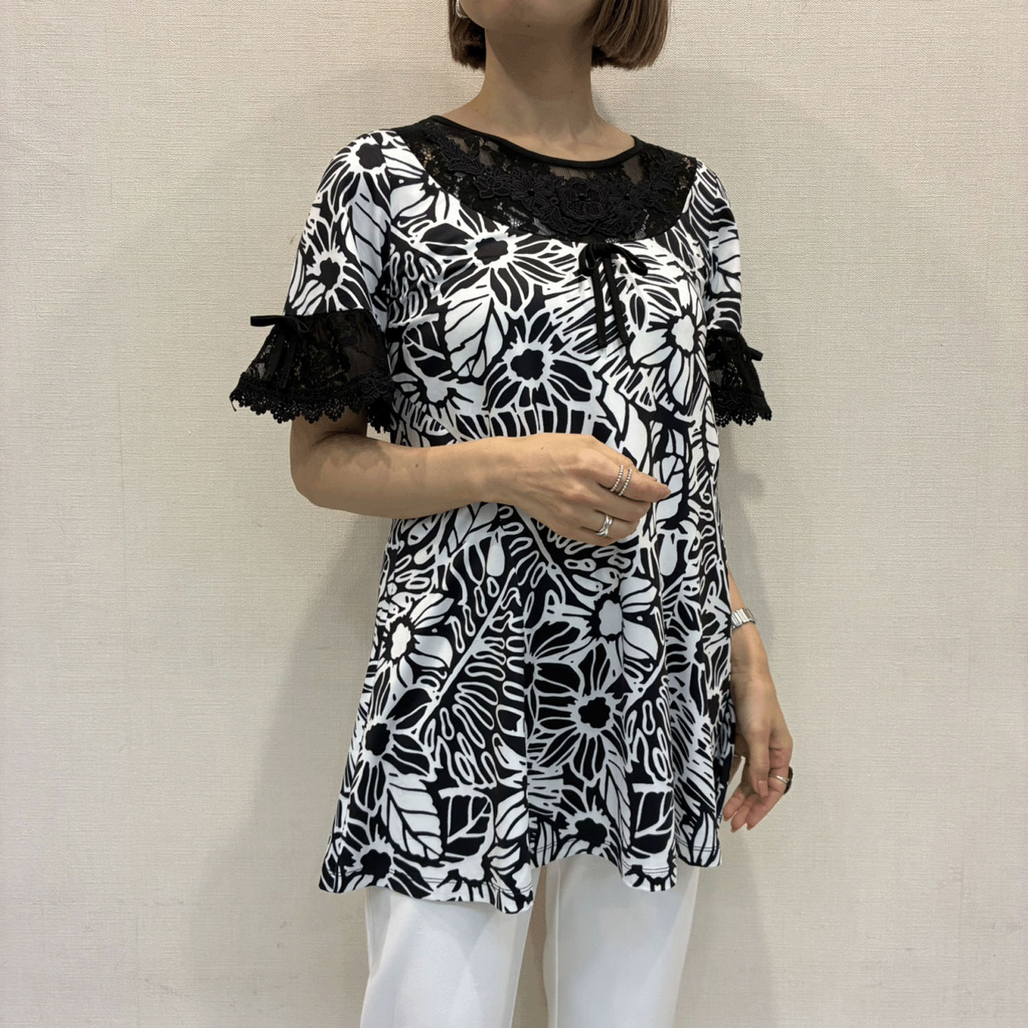 Super Beauty モノトーン柄花プリントレース袖チュニックTシャツ