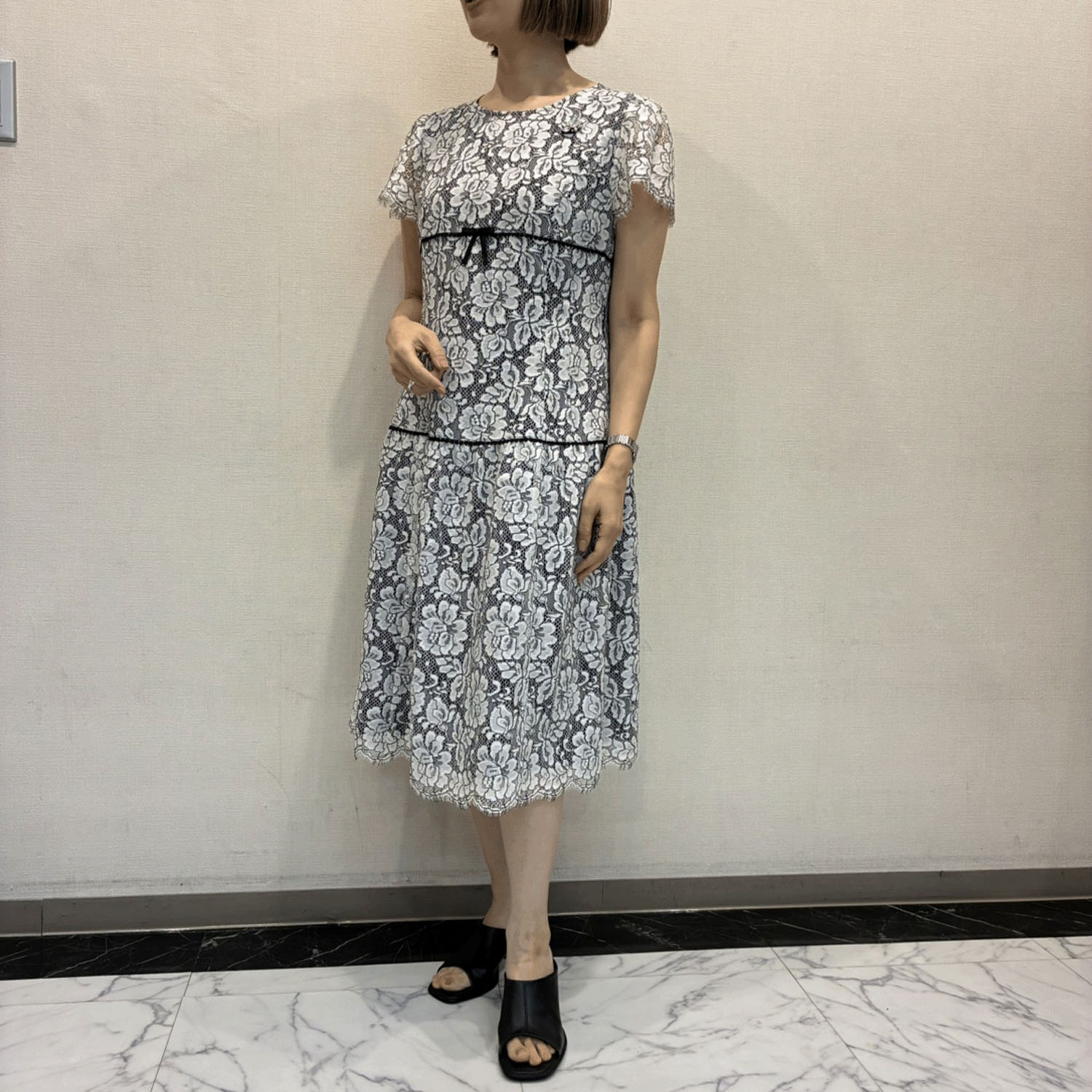Super Beauty ライン花レース素材半袖ワンピース