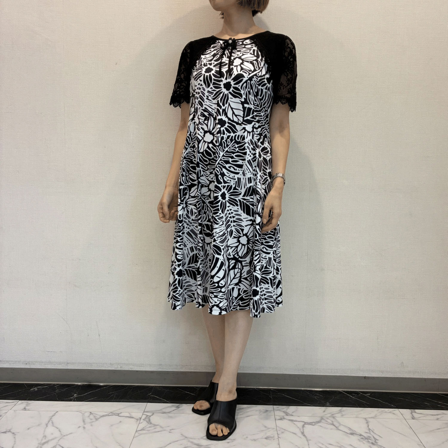 Super Beauty 袖レース使いモノトーン柄ワンピース