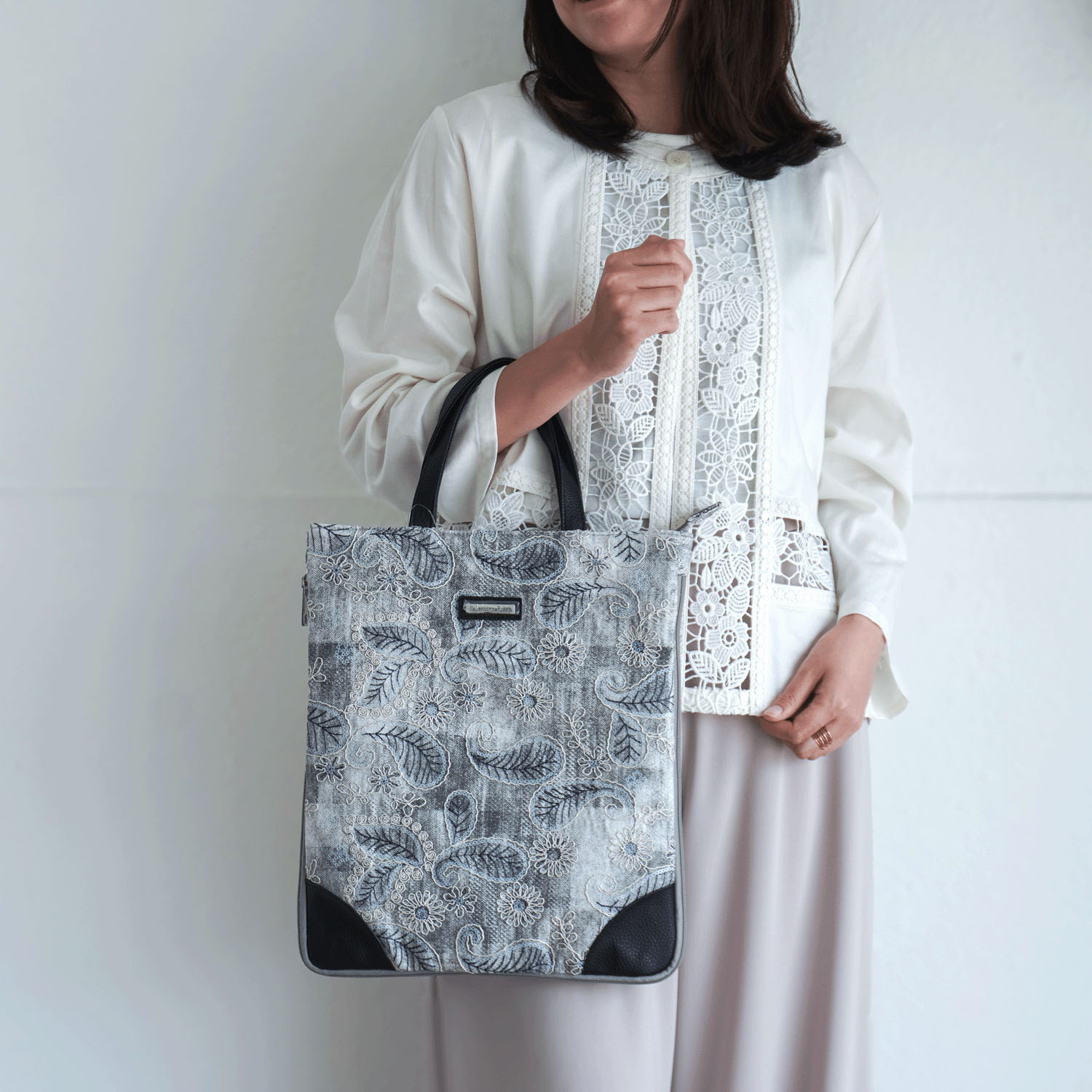【エトワール別注柄】ペイズリー柄刺繍A4拡張縦型バッグ