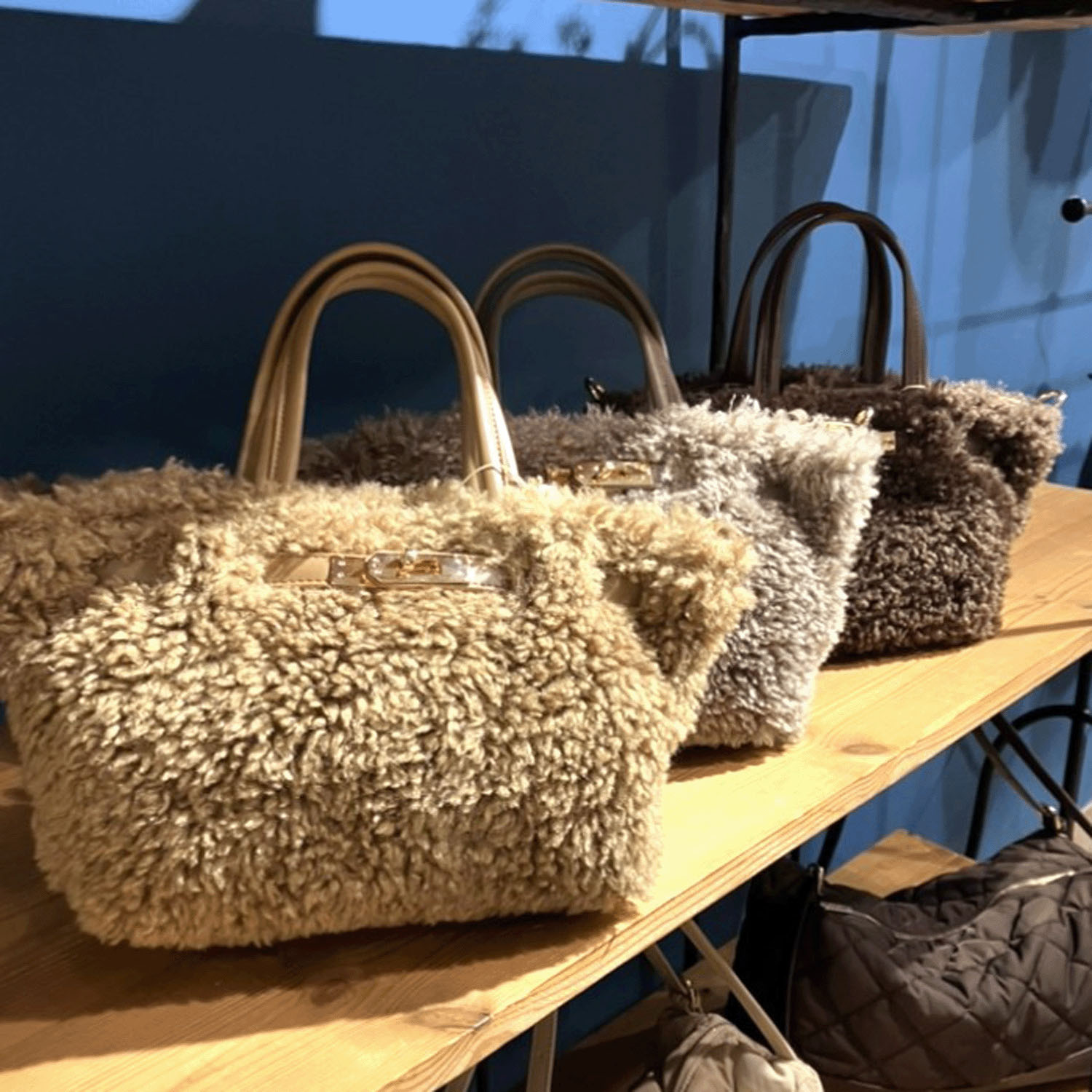 cachecache ヒネリ金具付きカーリーファートート