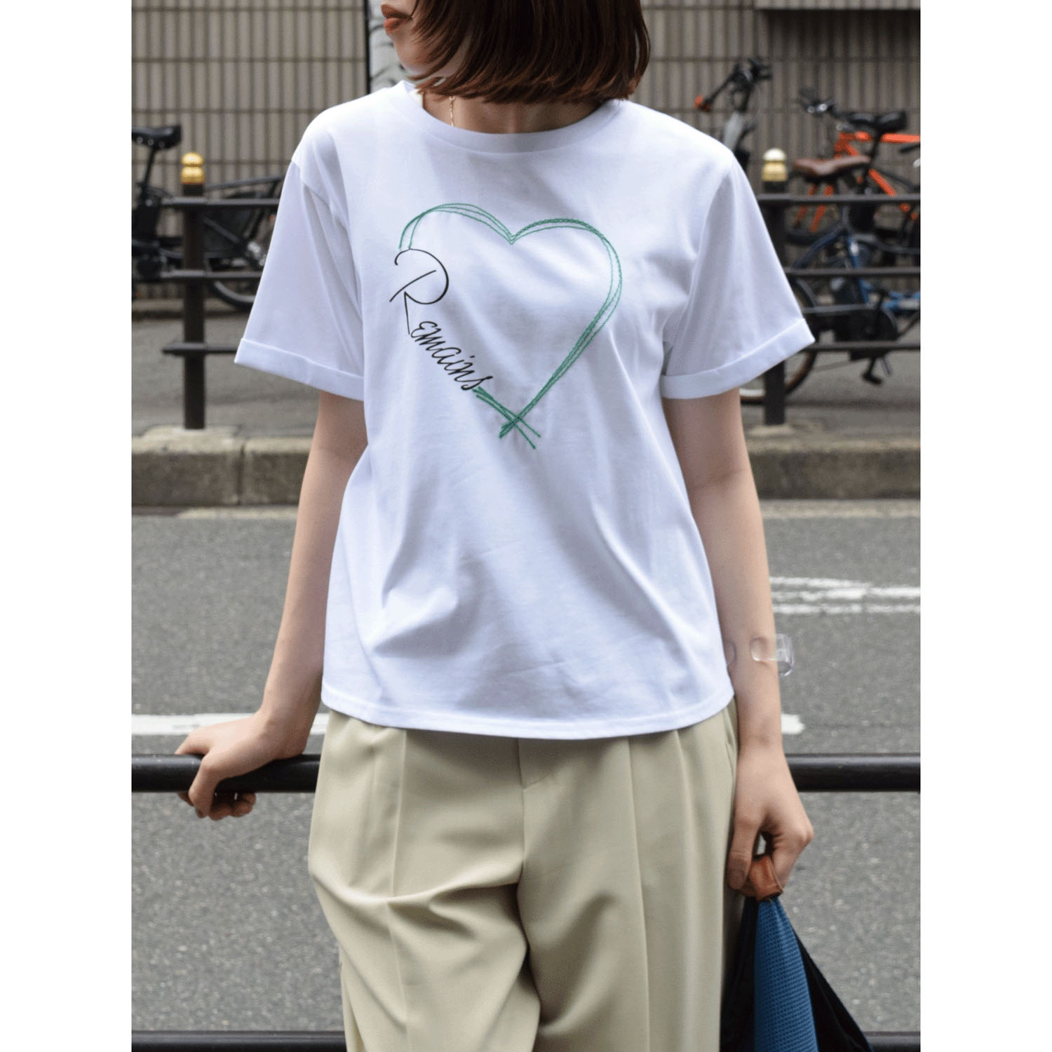 ROSIEE ハートコード刺繍×ロゴプリントTシャツ
